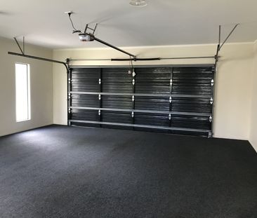 This is a stunning executive home, welcomed through the entrance wa... - Photo 3