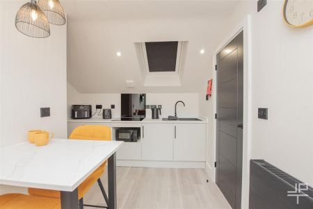 1 bedroom in a house share to rent - Photo 4