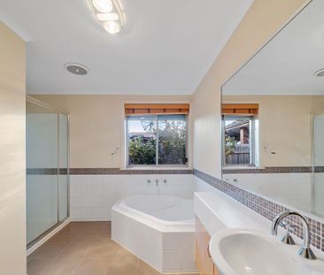 Spacious, Stylish & Perfectly Positioned in Avondale Heights - Photo 3