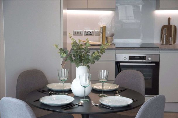 A 2 bedroom apartment available in the recently completed Thames Quarter building in the heart of Reading's town centre. On site facilities include a gym, lounges, concierge and cinema. - Photo 1