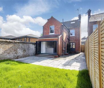 A well presented family home ideally located for schools and station. - Photo 3