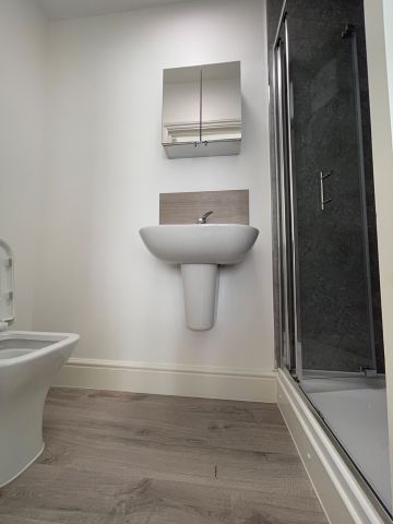 Room in a Shared House, Wolves Lane, N13 - Photo 5