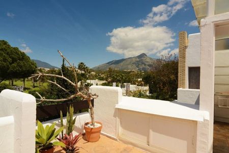 Luxury Apartment for rent in Nueva Andalucia, Spain - Photo 2