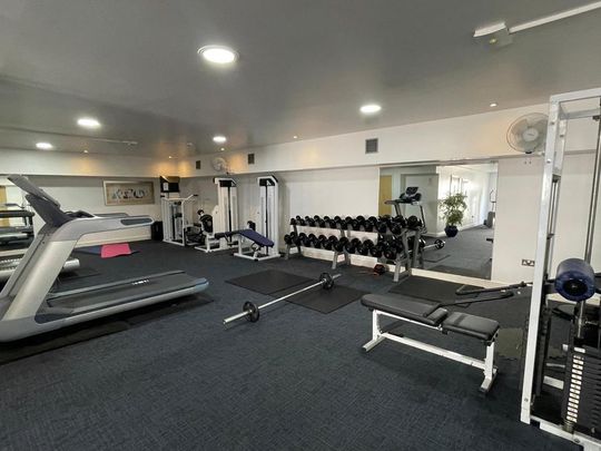 1 bedroom in a flat share to rent - Photo 1