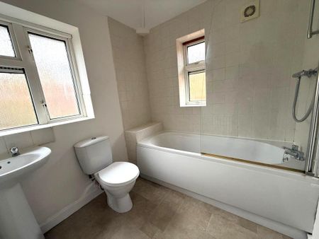 3 bedroom semi-detached house to rent - Photo 4