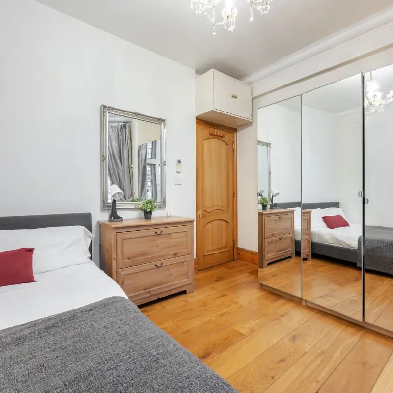 2 bedroom flat in London - Photo 1