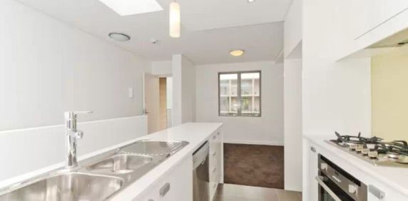 MGM MARTIN - SPLIT LEVEL TWO BEDROOM APARTMENT - Photo 2