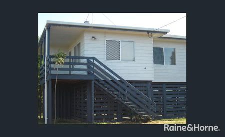 3 Bedroom Home - Zoned for Moranbah East School! - Photo 4