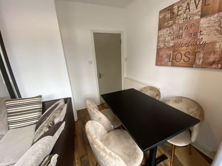 4 Bed - Flat 5, 1-9 Regent Rd, Leicester, - Photo 5