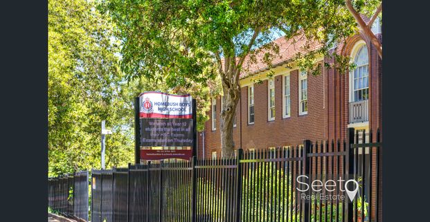 A Private Ground-Floor Retreat with Oversized Courtyard Living, Perfectly Positioned for Convenience - Photo 1