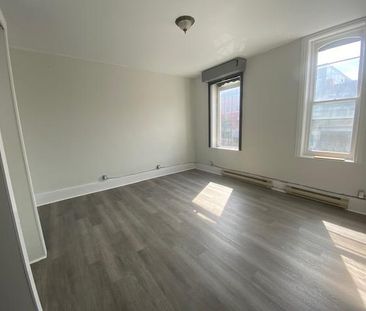 205.1 Wellington Street 1 Bed + Den - Photo 6
