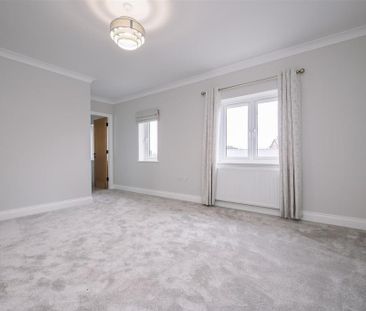 4 bedroom end of terrace house to rent - Photo 2