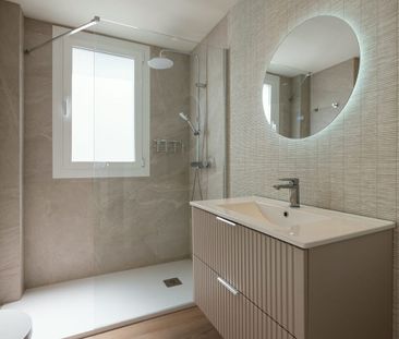 Semi-Detached House in The Golden Mile - Photo 2