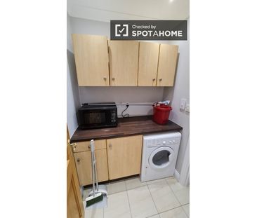 Room in shared apartment for rent in The Coombe, Dublin - Photo 5
