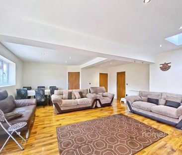 St. Johns Road, Farnborough, GU14 - Photo 1