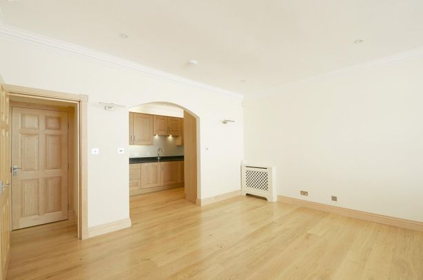 4 bedroom mews to rent - Photo 1