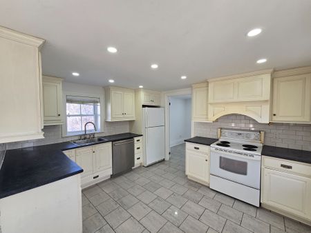 For Lease - 43 David Street, Brampton, Ontario - Photo 2