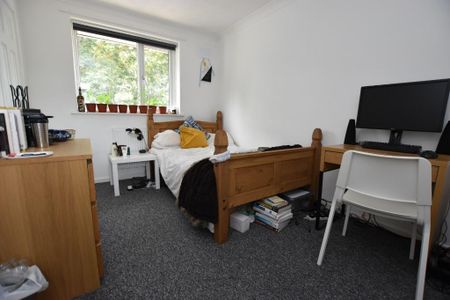 6 bedroom semi-detached house to rent - Photo 2