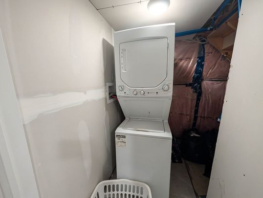 **ALL INCLUSIVE** STUDENTS ROOM FOR RENT IN A STUNNING HOUSE!! - Photo 1