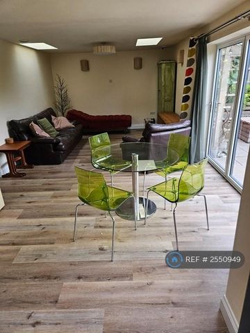 1 bedroom in a house share to rent - Photo 2