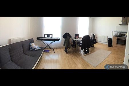 3 bedroom flat to rent - Photo 5