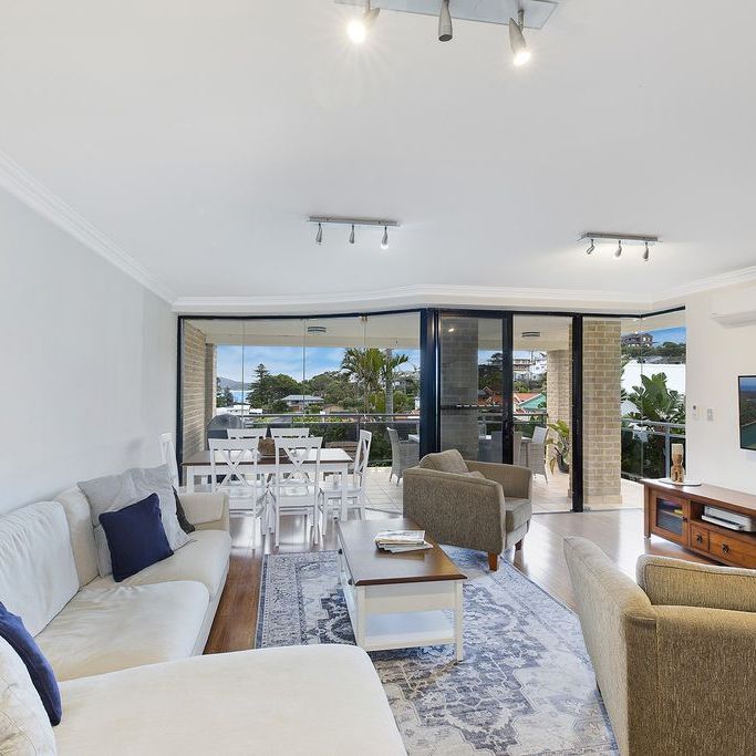 Oversized apartment with sweeping water views - Photo 1