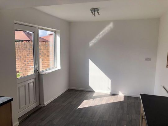 3 bedroom end of terrace house to rent - Photo 1