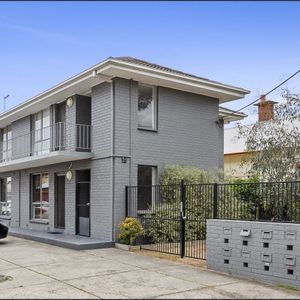 CLOSE TO EVERYTHING! - Photo 3