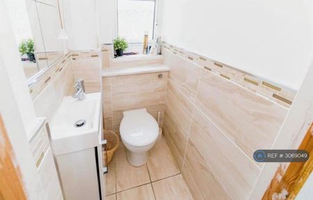 1 bedroom in a house share to rent - Photo 5