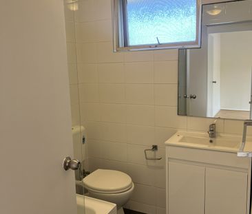 Modern Top Floor 2 Bedroom Apartment - Photo 1