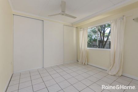 3 BEDROOM : 2 BATHROOM : FULLY-FURNISHED : CLOSE TO BEACH - Photo 4