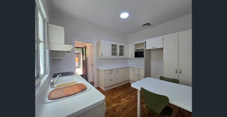 1 week's free rent - $950 per week. Charming Sydenham Home with Rear Lane Access - Photo 5