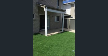 Stylish Townhouse in Coomera – Contemporary Living in a Prime Location - Photo 5