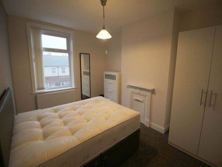 Rosemont Walk (room 2), Bramley, Leeds - Photo 2