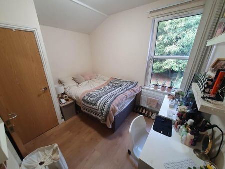 8 bedroom house to rent - Photo 2