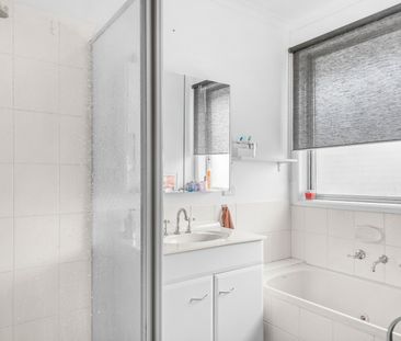 Beautiful 3-Bedroom Family Home with Exceptional Outdoor Entertaining! - Photo 6