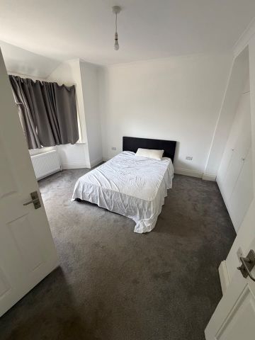 3 Bed Semi-Detached House, Sundew Avenue, W12 - Photo 3