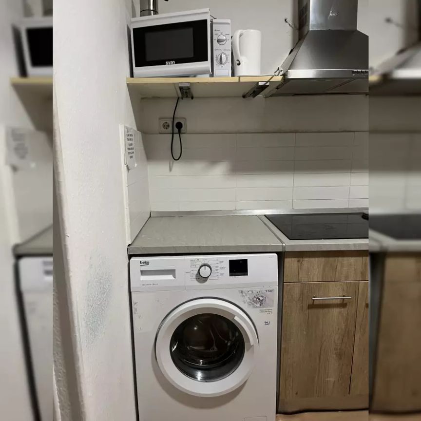 Room in a shared 4-bedroom apartment for rent in El Raval, professionals only - Photo 1