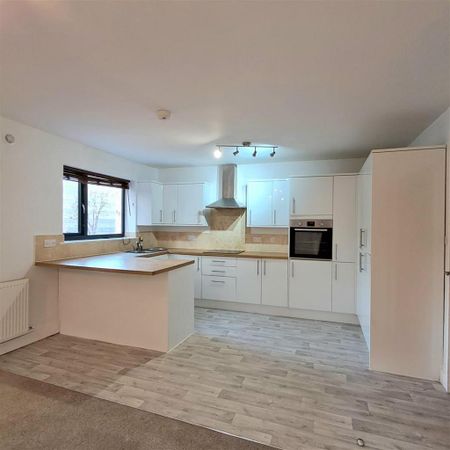 3 bedroom flat to rent - Photo 3