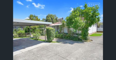 This Flat is located in the rear section of the front main house and is in a fantastic handy location being close to transport and more. - Photo 4