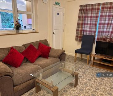 4 bedroom semi-detached house to rent - Photo 2
