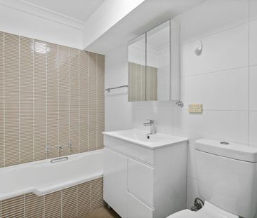 Newly Renovated Apartment in Waterfront Building, Walk to Ferry - Photo 4