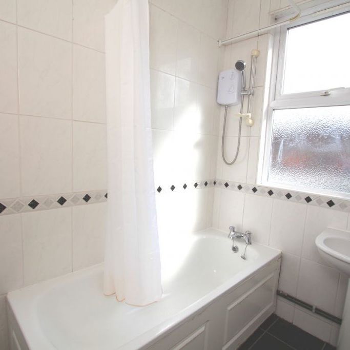 3 Bedroom Flat – Kingston (Queen Elizabeth Road, KT2) - Photo 1