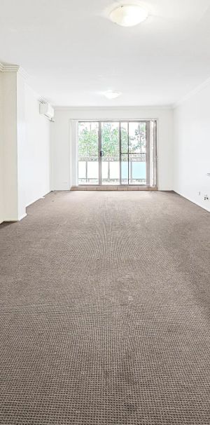 SPACIOUS 2 BEDROOM APARTMENT WITH 2 BATHROOMS - Photo 1