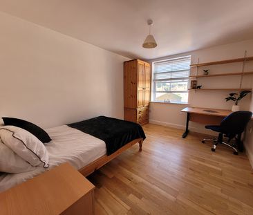 Room 8 Available, 12 Bedroom House, Willowbank Mews – Student Accom... - Photo 1