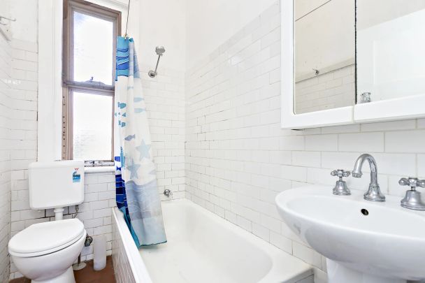 Fully Furnished Top Floor Apartment - Photo 1