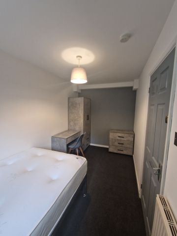 9 Falcon Close, NG7 2DL, NOTTINGHAM - Photo 2