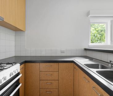 Fresh & Perfectly Positioned in Prime Armadale - Photo 2