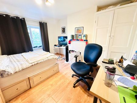 6 Bed Semi-Detached House, Carlisle Avenue, W3 - Photo 3