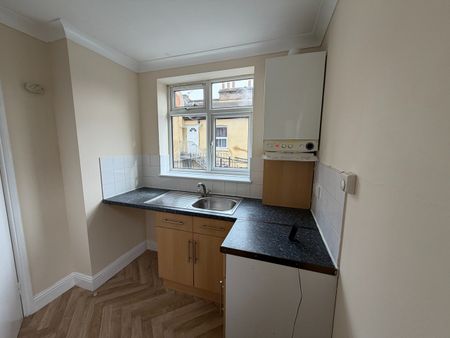 1 Bed Flat, Horns Road, IG2 - Photo 4